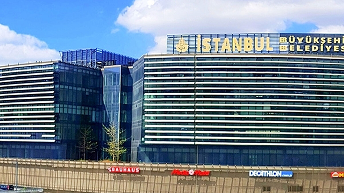 Ekrem İmamoğlu hakkında 828 yıldan 2.352 yıla kadar hapis cezası istendi. İmamoğlu hakkındaki iddianamede yer alan tüm suçlamalar:<br><br>Doğrudan suçlamalar:<br><br>Suç işlemek amacıyla örgüt kurma<br><br>Rüşvet (12 kez)<br><br>Aklama (7 kez)<br><br>Kamu kurumu zararına dolandırıcılık (7 kez)<br><br>Dolaylı suçlamalar:<br><br>İhaleye fesat karıştırma (70 kez)<br><br>Rüşvet (47 kez)<br><br>İrtikap (9 kez)<br><br>Kamu kurumu zararına dolandırıcılık (39 kez)<br><br>Aklama (4 kez)<br><br>Kişisel verilerin kaydedilmesi (2 kez)<br><br>Kişisel verileri ele geçirme ve yayma (2 kez)<br><br>Suç delillerini gizleme (3 kez)<br><br>Haberleşmenin engellenmesi<br><br>Kamu kurum ve kuruluşlarına ait, kamu hizmetine tahsis edilmiş eşyaya zarar vermek<br><br>Çevre kirliliğine neden olmak<br><br>Vergi usul kanununa muhalefet<br><br>Orman kanununa muhalefet<br><br>Maden kanunun muhalefet