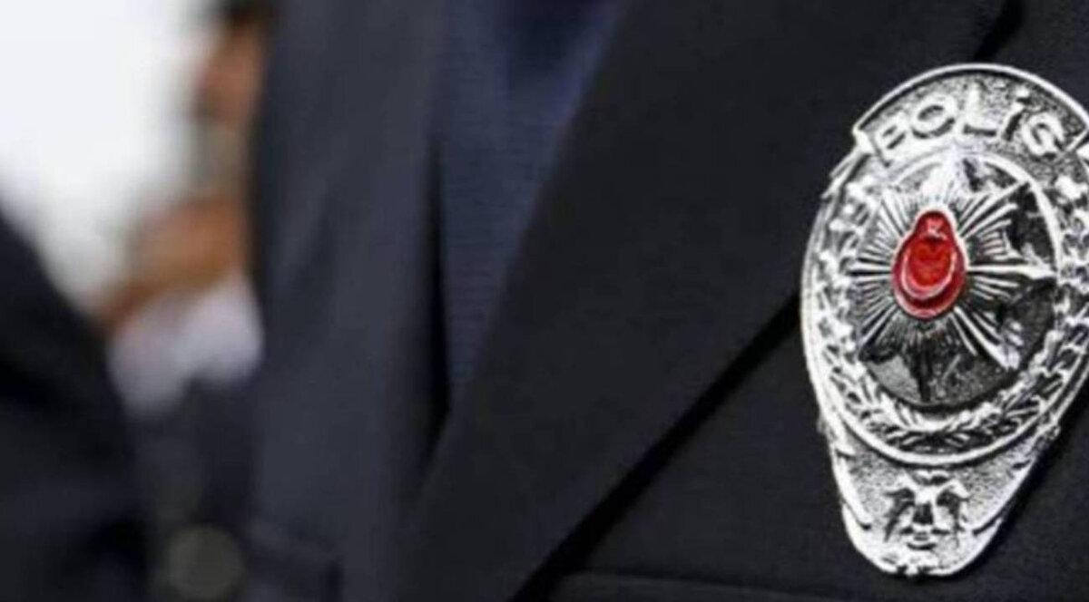 İŞ BANKASI İLE 100 BİN TL'LİK REKOR ANLAŞMA<br>Emniyet Genel Müdürlüğü, maaş promosyon ihalesine ilişkin süreci resmi bir açıklama ile duyurdu. 21 Ekim 2025'te gerçekleştirilen ihalede, ilk aşamada en yüksek teklifleri Türkiye Vakıflar Bankası (90.000 TL) ve Türkiye İş Bankası (88.500 TL) vermişti.