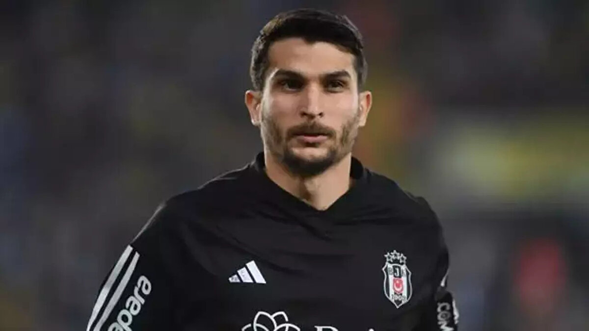 "Bugün ne yazık ki burada olmak istemezdim ama bana böyle bir suç attılar diyelim. <br><br>Bugün bir şikayet için geldik. Benim oynamadığım, hesap açmadığım bir siteden benim TC ilem hesap açılıp, bonus kupon ile iki kupon şeklinde oynanmış ve bahis yapmışlar. Bunun için suç duyurusu yapmaya geldim. <br><br>Çok üzgünüm. 20 senedir profesyonel futbol oynuyorum Beşiktaş'ta. Kulübümün adını da kullanmaları beni inanılmaz üzüyor. Hayatımda yaşadığım en zorlu süreç bu, yapmadığım bir şey bu. <br><br>Kopyalanmış bir TC var. Oradan bahis yapıyorlar. Bunun şikayetini verdik. Suç duyurusunda bulunduk. Beni buralara getiren insanlardan, sonuçlandıktan sonra, ne gerekiyorsa hukuk anlamında her şeyi devam ettireceğim."<br>