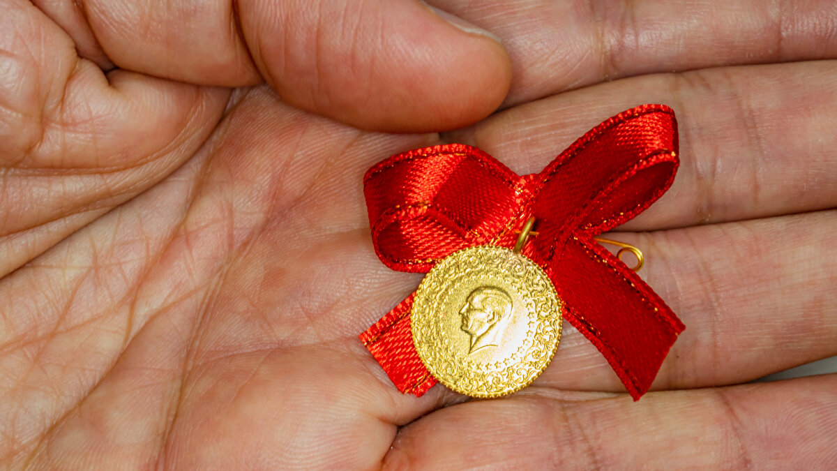 ABD piyasalarında ons altının hızla yükselmesi, iç piyasada gram altın fiyatlarını da yukarı taşıdı. Memiş, yatırımcıların bu süreçte dikkatli olması gerektiğini söyledi:<br><br>“Bu hafta ons altında 4.150 dolar seviyesine kadar yükseliş bekliyoruz. Gram altında ise 5.820 – 5.850 lira aralığı direnç bölgesi olarak izlenmeli.”