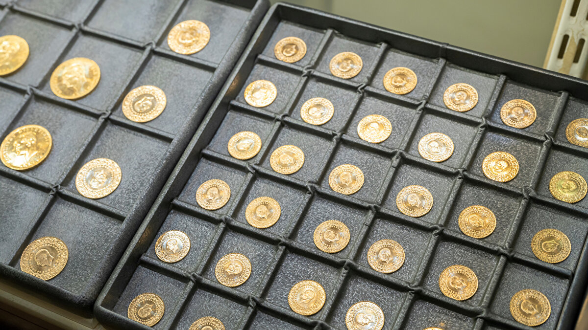 Memiş'in CNN Türk'e yaptığı açıklamaya göre ekim ayında altının tüm yatırım araçlarını geride bıraktığını vurguladı:<br><br>“Ekim ayının şampiyonu yine altın oldu. Külçe ve gram altın, borsa ve dövize kıyasla yatırımcısına yaklaşık yüzde 87 oranında kazandırdı.”<br><br>Son 25 yıllık verilere dikkat çeken Memiş, gram altının yüzde 9 binden fazla değer kazandığını belirtti.<br><br>“Altın her dönemde zirvedeki yerini koruyor. Bu yıl gümüş de öne çıktı ama altın hâlâ birinciliği kimseye kaptırmıyor.”