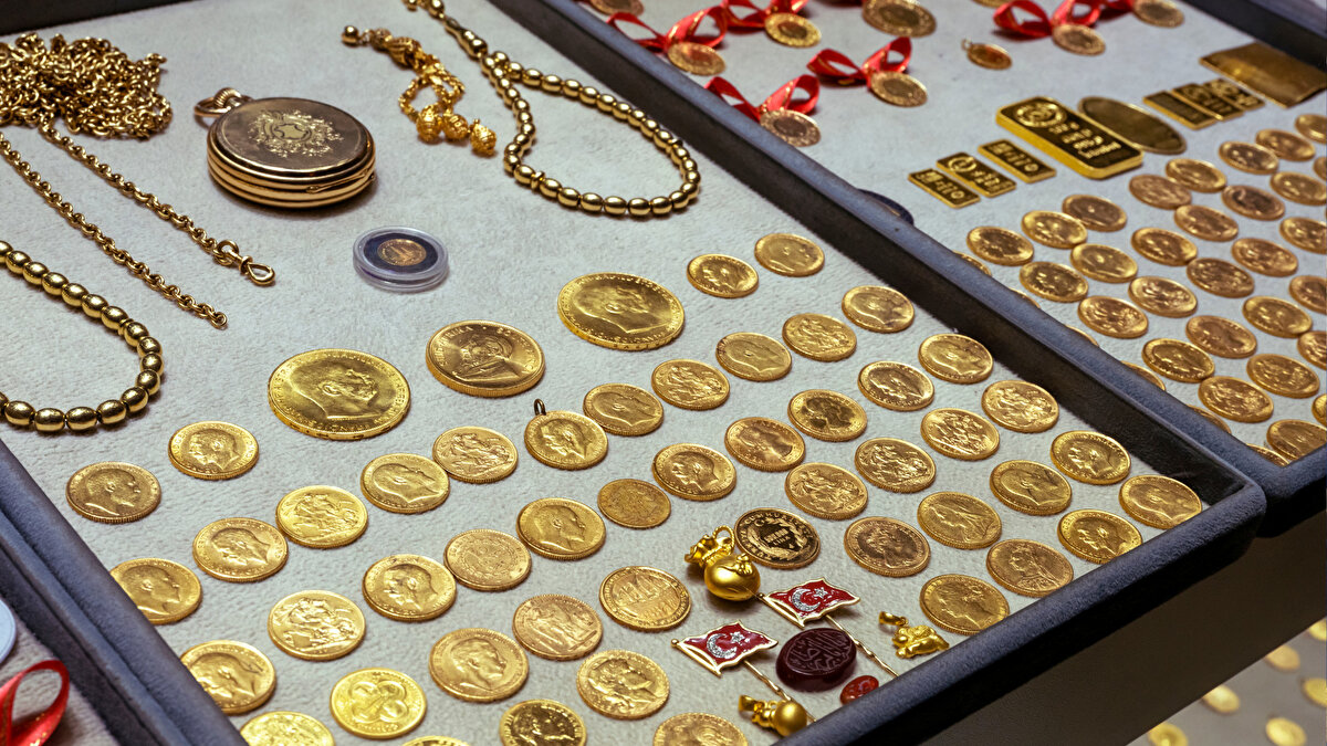 Uzun vadede altının yönünün yine yukarı olduğunu vurgulayan Memiş, 2026 yılına kadar yükseliş trendinin devam edeceğini ifade etti:<br><br>“Altın, küresel belirsizlik ortamında güvenli liman olmayı sürdürecek. Kısa vadede dalgalanma yaşansa da uzun vadede yükseliş trendi güçlü şekilde devam edecek.”