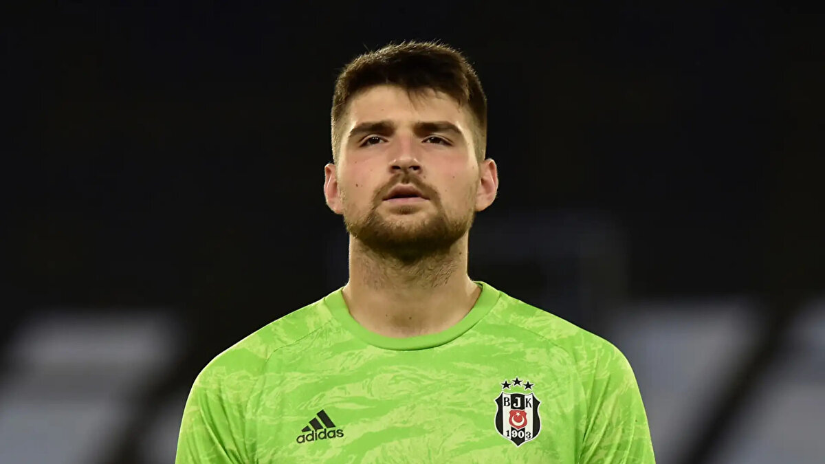 "Futbol kariyerim boyunca bahisle en ufak bir bağım, ilgim ya da ilişkim olmadı. Bugün ismimin böyle bir iddiayla anılması, hem yıllardır verdiğim emeğe hem de Beşiktaş formasıyla temsil ettiğim değerlere büyük bir haksızlıktır. Yarın adliyeye giderek bu asılsız iddialarla ilgili suç duyurusunda bulunacağım. Gerçeğin ortaya çıkması ve emeğimin lekelenmemesi için hukuki süreci sonuna kadar takip edeceğim. Beşiktaş camiasının ve tüm futbolseverlerin içi rahat olsun; vicdanım da geçmişim de tertemizdir."