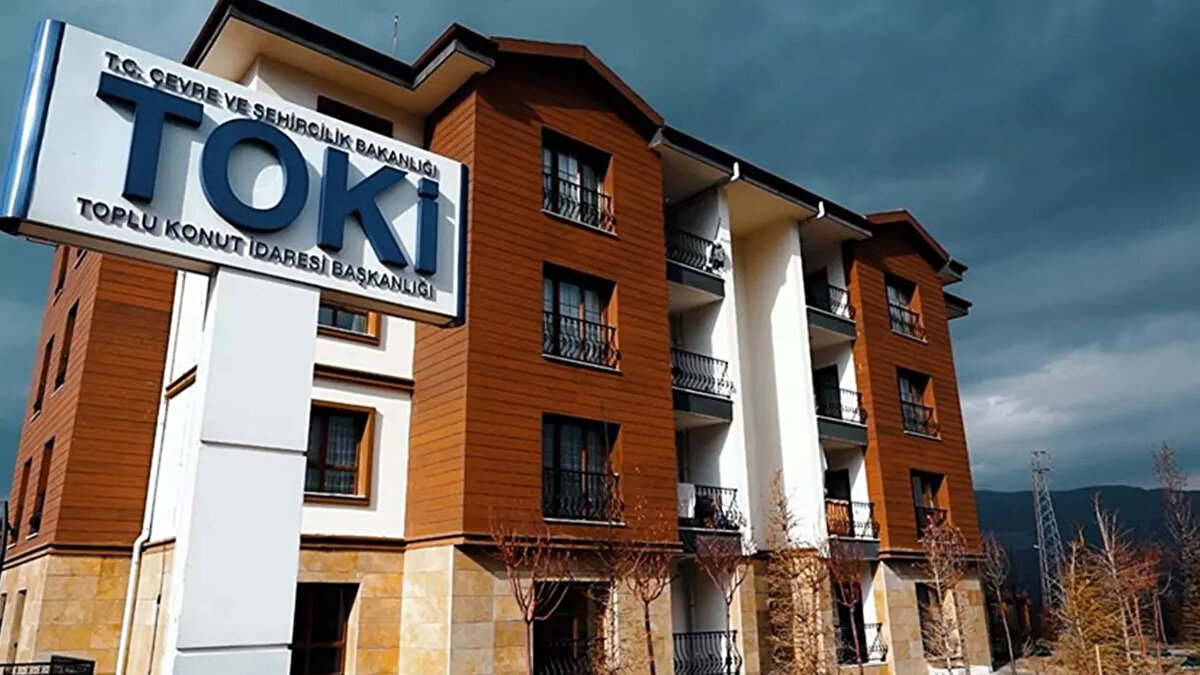 TOKİ KONUTLARI KİRAYA VERİLEBİLİYOR MU?<br>Yeni sosyal konut kampanyasına başvuranların ve TOKİ'den ev sahibi olmayı planlayanların en çok merak ettiği konuların başında, satın alınan konutun kiraya verilip verilemeyeceği geliyor.<br><br>Edinilen bilgilere göre, TOKİ konutlarının kiraya verilmesinin önünde yasal bir engel bulunmuyor.<br><br>Paylaşılan detaylarda bu soruya net bir şekilde, "TOKİ konutlarının kiraya verilemeyeceğine dair bir düzenleme yok" ifadesiyle yanıt veriliyor. Bu durum, hak sahibi olan vatandaşın, satın aldığı konutu kendisi kullanmayacaksa kiraya verebileceği anlamına geliyor.