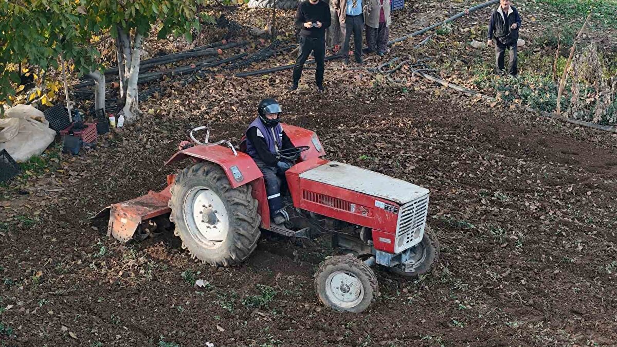 Tepebaşı ilçesinde Yeşiltepe Mahallesi’nde bulanan tarım arazisini traktörü ile işleyen 67 yaşındaki Mehmet Son, yeni yönetmeliğe uymaya başladı. Kaskını, koruyucu gözlüğünü ve eldivenini takan Son, tarlasını yeni yönetmeliğe uygun şekilde işledi.<br>