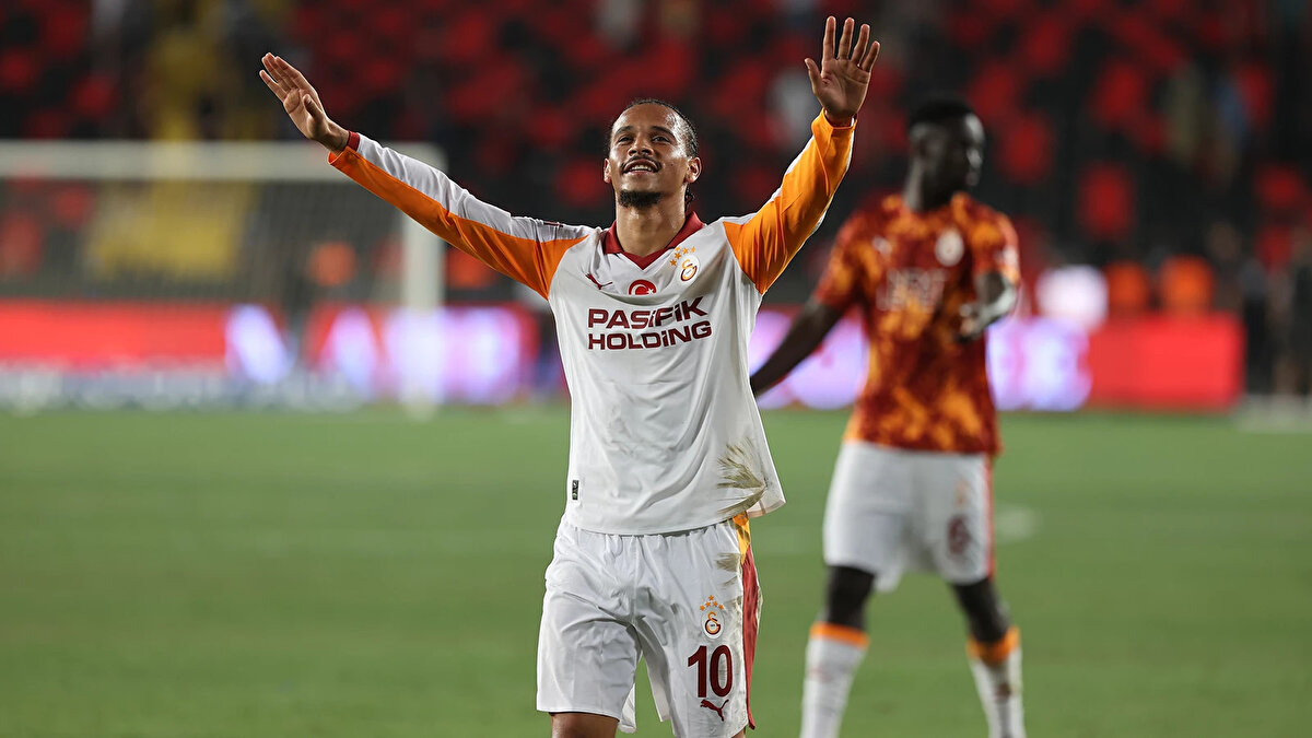 "Türk Ligi, birçok insanın düşündüğünden daha güçlü. Galatasaray, bu sezon Şampiyonlar Ligi'nde Liverpool ve Ajax gibi takımları yendi. Sane, Florian Wirtz'in Liverpool'da yaptığı gibi alışmak zorundaydı. Neden Wirtz'e zaman verilirken Sane'ye tanınmasın?"