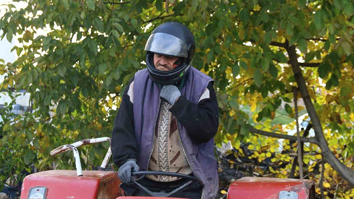"İşleri kafamızda kask varken yapacağız"<br><br>Konuyla alakalı konuşan 67 yaşındaki Mehmet Son, "Bu işi bizlerden başka yapacak adam yok, genç nesiller usandı. İşte burası bahçe, tarlayı sürdük. Traktör hazır, kaskımızı taktık, gözlüğümüzü geçirdik, eldivenler elimizde. Önce iş güvenliğini sağladık. Bundan sonra hep böyle kullanmak lazım. En ufak hasarda garantisi var. Kaskla kafayı koruyorsun. Sonuçta traktörün arkasında çapa var, kafana taş gelebilir. Gözlükle, gözlere duman ve sis gelmesini engelleyip daha rahat oluyorsun. Ben şimdi buraya ıspanak, maydanoz, tere ve roka ekeceğim. Nasip olursa bahara doğru marul dikeceğiz. İşte bu şekilde fasulye ve biber derken yavaş yavaş hepsinden ekeceğiz. Bütün bu işleri kafamızda kask varken yapacağız. Herhangi bir zarara karşı kask bizi koruyacak" dedi.<br>