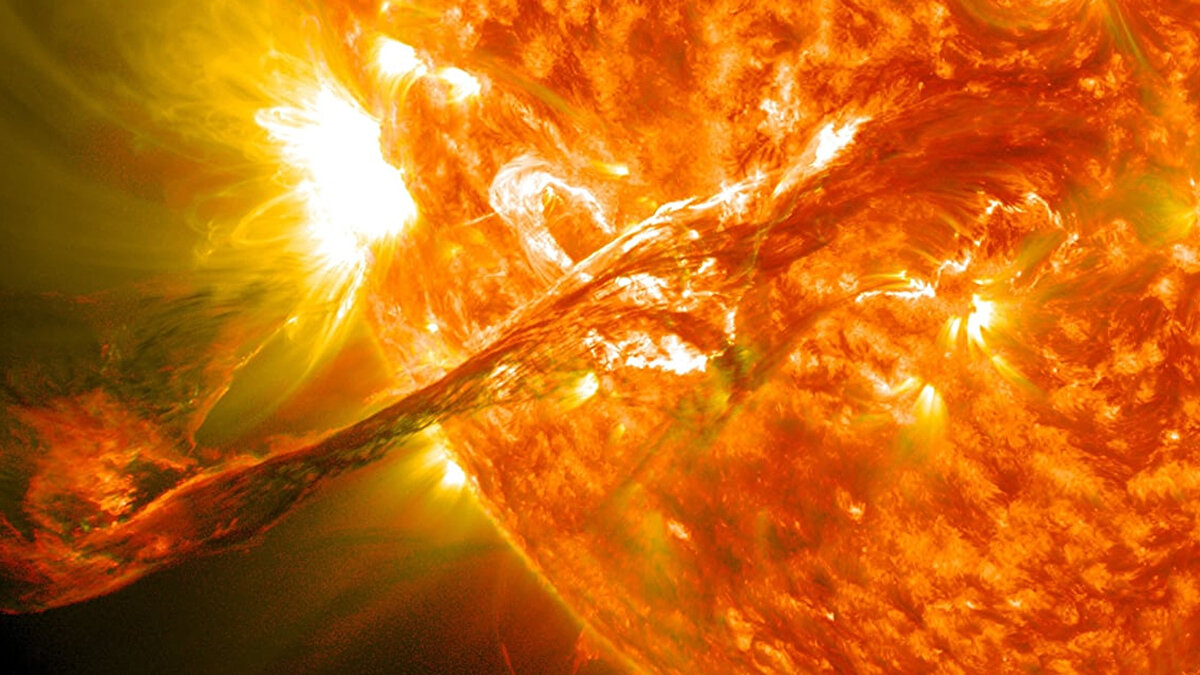 Gelen verilere göre bugün Güneş'te X5,1 seviyesinde çok büyük bir koronal kütle atımı (CME) patlaması oldu. Şimdi ise bu koronal kütle atımı hızla dünyaya doğru geliyor. G4+ seviyesinde (şiddetli) jeomanyetii fırtına bekleniyor. 