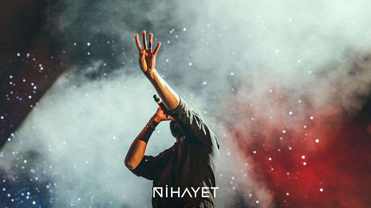 Playback<br><br>Eski Başkan Niyazov, canlı performanslarda sanatçıların ağızdan playback (lip-sync) yapmasını yasaklamıştır