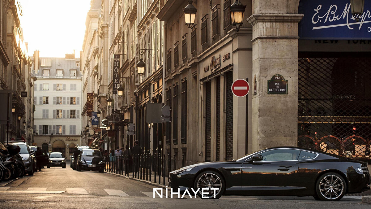 Siyah Araba<br><br>Başkent Aşkabat'ta, Başkan Berdimuhammedov'un beyaz rengi uğurlu bulması nedeniyle siyah, mavi ve diğer koyu renkli otomobillerin ithalatı ve kullanımı aşamalı olarak yasaklanmış ya da ciddi şekilde kısıtlanmıştır