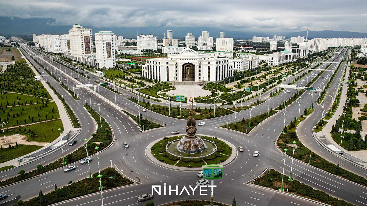 Dünya üzerinde, günlük hayatın en küçük detaylarının bile devlet kararıyla düzenlendiği nadir yerler var. Türkmenistan, tam da bu tanıma uyuyor. İşte modern dünyada kulağa en tuhaf gelen ve ülkenin yönetim felsefesini yansıtan yasakları...