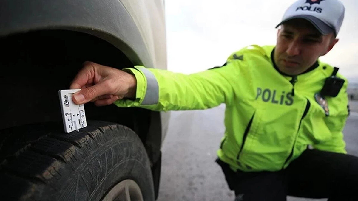 Uygulama, bu yıl 1 Aralık beklenmeden, 15 Kasım 2025 itibarıyla başlayacak.<br><br>ÖZEL ARAÇLARDA (HUSUSİ) KIŞ LASTİĞİ ZORUNLU MU?<br>Sürücülerin en çok merak ettiği konu ise uygulamanın özel (hususi) araçları kapsayıp kapsamadığı oldu. Ulaştırma ve Altyapı Bakanı Abdulkadir Uraloğlu, bu konuya açıklık getirdi.