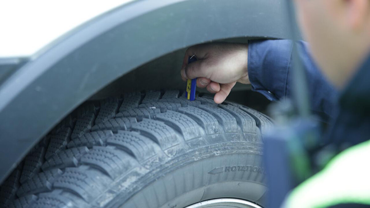 ZORUNLU KIŞ LASTİĞİ UYGULAMASI NE ZAMAN BAŞLIYOR? TARİH DEĞİŞTİ!<br>Her yıl 1 Aralık - 1 Nisan tarihleri arasında uygulanan zorunlu kış lastiği uygulaması için yeni bir düzenleme yapıldı. Alınan yeni karar doğrultusunda, 2025 yılı için zorunlu kış lastiği uygulaması 15 Kasım - 15 Nisan tarihleri arasında geçerli olacak.