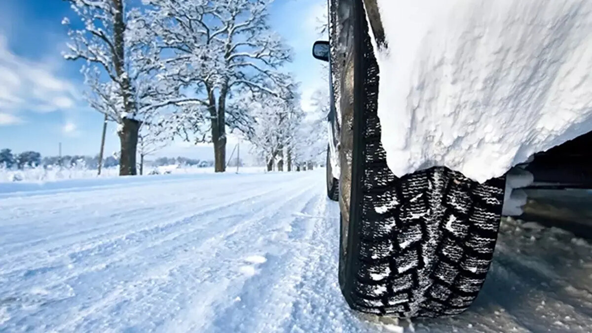 KIŞ LASTİĞİ KULLANMAMA CEZASI NE KADAR? (2025)<br>Bakan Uraloğlu, sürücülerin duyuruları takip etmelerinin önemini vurgulayarak kurala uymayanlara kesilecek cezayı da açıkladı. Zorunlu kış lastiği kuralına uymayan ticari araç sürücülerine 5 bin 856 TL idari para cezası uygulanacak.<br><br>Ayrıca, il sınırları içinde kış lastiği uygulamasının valiliklerce belirlendiği ve valiliklerin, hava koşullarına göre bu süreyi belirlenen tarih aralığının öncesinde veya sonrasında birer ay artırabileceği de hatırlatıldı.