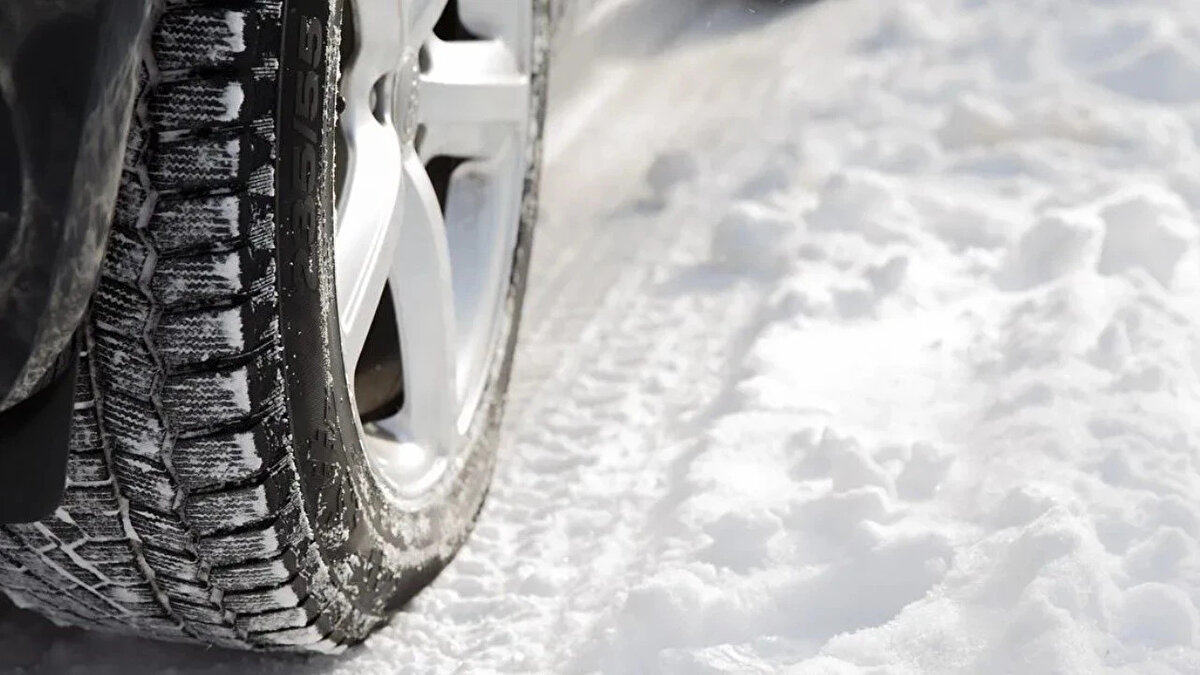 Bakan Uraloğlu, zorunlu kış lastiği uygulamasının şehirlerarası yollarda tüm yolcu ve eşya taşıyan araçlar (ticari araçlar) için geçerli olduğunu belirtti.<br><br>Hususi (özel) araç sahipleri için ise kış lastiği takma zorunluluğu bulunmuyor.<br><br>Bakan Uraloğlu, 7 derecenin altındaki sıcaklıklarda yol tutuşunu artırarak can ve mal güvenliğini sağlayan kış lastiklerinin, özel araç sahipleri tarafından da kullanılmasını önemle tavsiye ettiklerini vurguladı.