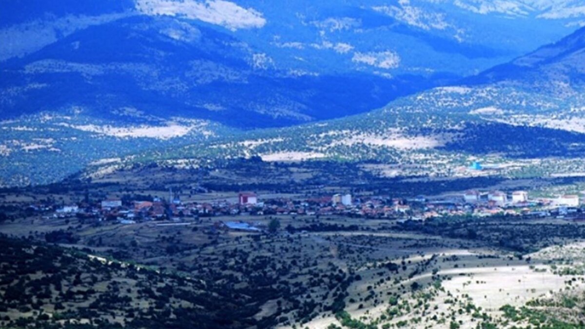 Bolu’nun en eski yerleşim alanlarından biri olan Kıbrıscık, uzun yıllardır süren göçün etkisiyle nüfus kaybı yaşıyor. 1958 yılında ilçe statüsüne kavuşan bölgenin nüfusu 2 binin altına düşünce, belediyenin kapatılması gündeme geldi. Belediye Başkanı Emin Tekemen, ilçenin geçmişinin bin yıla dayandığını hatırlatarak “Kıbrıscık sadece bir ilçe değil, tarihin bize bıraktığı bir emanettir” ifadelerini kullandı.