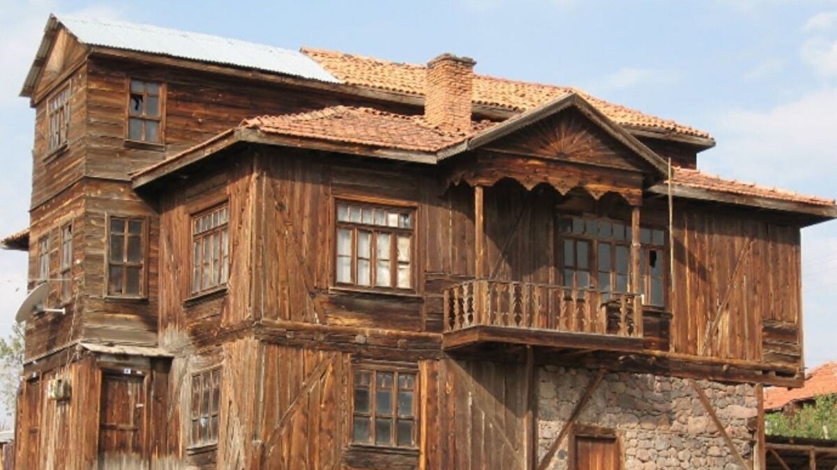 “Yıllarca verdik ama karşılığını alamadık”<br><br>Başkan Tekemen, nüfusun büyük kısmının Ankara, İstanbul ve İzmir gibi şehirlere göç ettiğini belirterek, “Cumhuriyet’in ilk dönemlerinde nüfusumuz yüksekti. Vergimizi verdik, askerimizi gönderdik, vatandaşlık görevimizi yerine getirdik ama bugün ilçemizin kapatılması konuşuluyor. Bu haksızlık” dedi.<br><br>TOKİ ve cezaevi projeleriyle nüfus artışı hedefleniyor<br><br>Tekemen, ilçede yürütülen TOKİ projesinin ikinci etabının kısa sürede başlayacağını ve üçüncü etap için de çalışmaların devam ettiğini açıkladı. Ayrıca merkezi hükümetin bölgede cezaevi projesi hazırlığında olduğunu belirterek, “Bu projeler, ilçemizi yeniden canlandırmak için büyük fırsatlar sunuyor” diye konuştu.