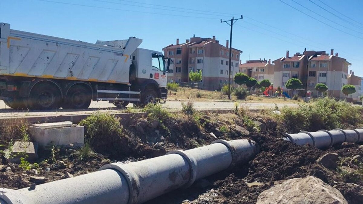 “Birlik olmazsak geriye dönüşü yok”<br>Nüfusu 2 binin altına düşen belediyelerin yıl sonunda kapatılacağını hatırlatan Tekemen, “Yasanın 14. maddesi açık. Şu anda harekete geçmezsek, yılbaşından sonra geri dönüş imkânı kalmayacak” ifadelerini kullandı.