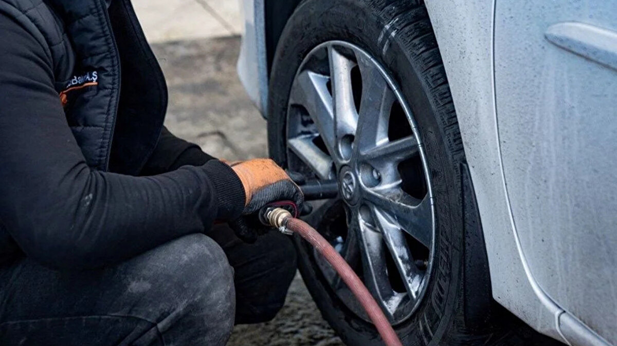 Kış lastiği fiyatları ne kadar?<br><br>Zorunluluk sadece ticari araçlar için geçerli olsa da özel araç sahipleri de kış lastiği kullanabiliyor. Bu araçlar için de güvenlik açısından hava sıcaklığının 7 derecenin altına düştüğü dönemlerde söz konusu lastiklerin kullanılması öneriliyor.