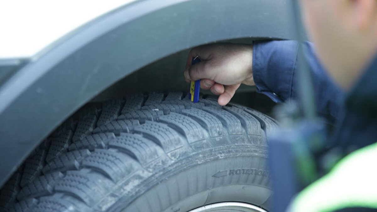 Kış lastiği takmamanın cezası ne kadar?<br><br>İl sınırları içerisinde kış lastiği uygulaması yapılıp yapılmayacağı, ortalama yerel sıcaklıklar dikkate alınarak ilgili valiliklerce belirlenirken, yine valiliklerin bu süreyi öncesinde ve sonrasında birer ay uzatma yetkisi bulunuyor.<br>Yapılan denetimlerde, kış lastiği kullanması zorunlu olduğu halde kullanmayan firmalara, bu yıl için 5 bin 856 lira idari para cezası uygulanacak.