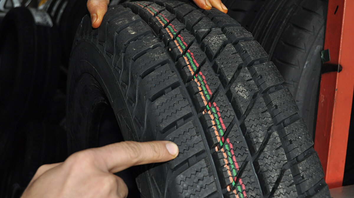 Lastik sökme ve takma işlemi, 16 inç ve altı jantlar için 1000 liraya, 17 inç ve üzeri jantlar için 1200-1500 liraya gerçekleştiriliyor.<br>Yeni kış lastiği fiyatları da ebatlara göre değişiklik gösteriyor. 13 ve 14 inç jantların fiyatları 2 bin lira seviyelerinden başlarken, marka ve kalitesine göre 5 bin liraya kadar çıkıyor. Büyük inçli tek bir lastik fiyatı da 15 bin liraya kadar ulaşabiliyor.<br>Lastik oteli bedeli de 4 lastik için değiştirme ücreti düzeyinde talep ediliyor.<br>