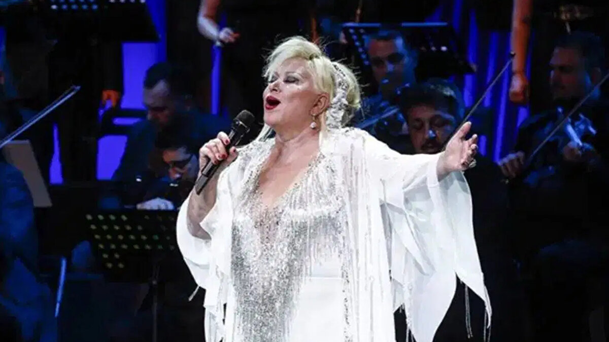 MUAZZEZ ABACI KİMDİR?<br>Muazzez Abacı, 12 Kasım 1947 tarihinde Ankara’da dünyaya geldi. Ankara Radyosuna 1966'da girdi. 1973'te ilk plağı "Bir Sen Kaldın İçimde"Kervan Plak yapımcılığında çıkardı. Klasik ve çok sesli Türk Müziğinin popülerlik kazanmasını sağlayan isimlerden biri oldu. Radyo yılları sonrasında İstanbul'daki gazinoların aranılan assolistlerinden biri olmakta gecikmedi ancak özel hayatı nedeniyle sahne ve plak çalışmaları kesintilere uğradı. Birçok müzik şirketlerinden pek çok 45'lik ve LP doldurdu. "Şakayık" ve "Vurgun" adlı kendisiyle özdeşleşmiş eseriyle tanındı<br><br>1990 yılında Cemal Safi'nin sözlerini yazdığı Selçuk Tekay'ın bestelediği "Vurgun" adlı şarkı ve albümle öne çıkan Muazzez Abacı, 2000'li yılların başlarında, Türk Sanat Müziği'ndeki genel durgunluğun ve gerilemenin de etkisiyle, kendini müzik gündeminden belirgin şekilde geri çekti.<br><br>Muazzez Abacı, zamanının büyük kısmını ABD’de yaşayan kızı Saba Abacı ve torunuyla geçiriyordu.