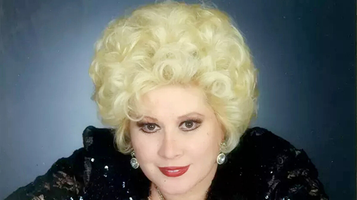 Şakayık ve Vurgun ile zirve<br><br>“Şakayık” ve “Vurgun” adlı şarkılarıyla hem gazino sahnelerinde hem radyolarda dönemin en çok dinlenen ismi haline geldi.