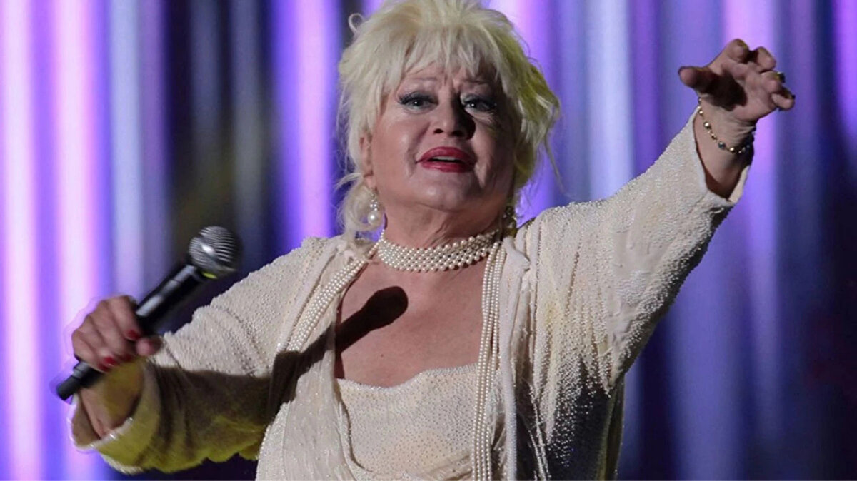 Zorluklarla dolu yıllar<br><br>Özel hayatındaki dalgalanmalar, sanatçının müzik kariyerinde bazı dönemlerde ara vermesine neden oldu. 1990 yılında Cemal Safi’nin sözleri, Selçuk Tekay’ın bestesiyle “Vurgun” albümünü yayımlayan Abacı, ikinci baharını yaşadı.2007’de “Hayalin İçin Söyle” adlı televizyon programında jüri üyeliği yaptı. Sanat kariyerinin yeni bir dönemine adım attı.