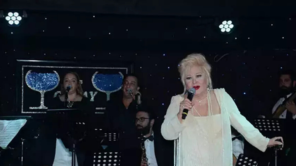 Müzikle başlayan bir ömür<br><br>1966 yılında Ankara Radyosu’nda sanat yolculuğuna adım atan Muazzez Abacı, Türk sanat müziğinin yükselen yıldızlarından biri oldu.