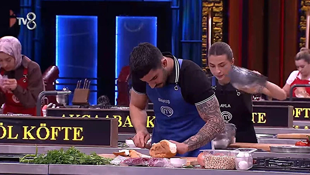 MASTERCHEF HAFTANIN ELEME ADAYLARI (11 KASIM 2025)<br><br>Önceki günlerde yapılan oyunlar sonucunda potaya giren ilk iki isim Ayla ve Onur olmuştu. Dün akşamki sonuçlarla birlikte haftanın eleme adayları tamamlandı.<br><br>1. Aday: Ayla<br><br>2. Aday: Onur<br><br>3. Aday: Eylül<br><br>4. Aday: Hakan