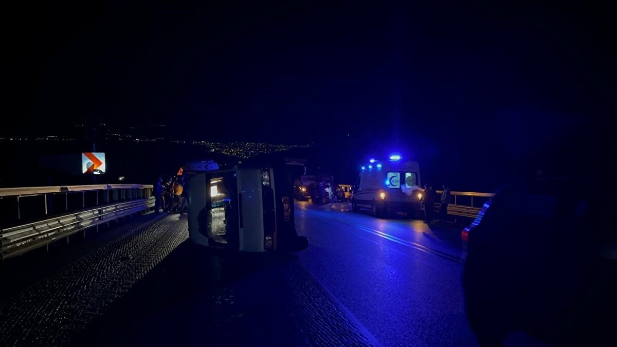 Kaza, saat 20.40 sıralarında Yenişehir–İznik Çevre Yolu üzerinde meydana geldi. İddiaya göre, seyir halindeki 61 AL 586 plakalı kamyonunun şoförü, yağışlı havanın etkisiyle kayganlaşan yolda direksiyon hakimiyetini kaybetti. 