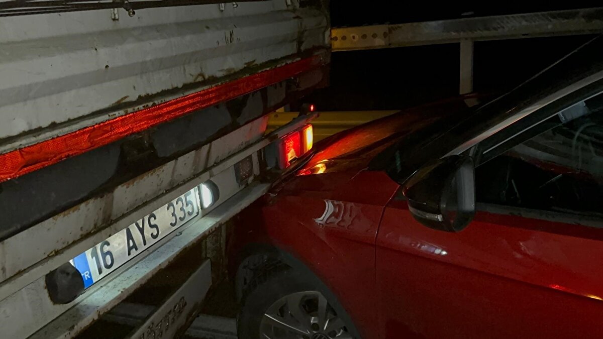 Kamyon, yolda kayarak devrildi. Kazayı gören TIR şoförü, yardım etmek için yavaşladığı sırada, hemen arkasında seyir halindeki 34 HUZ 911 plakalı otomobil TIR’a çarparken, 16 BLT 236 plakalı kamyonet de otomobile çarparak kazaya karıştı. 