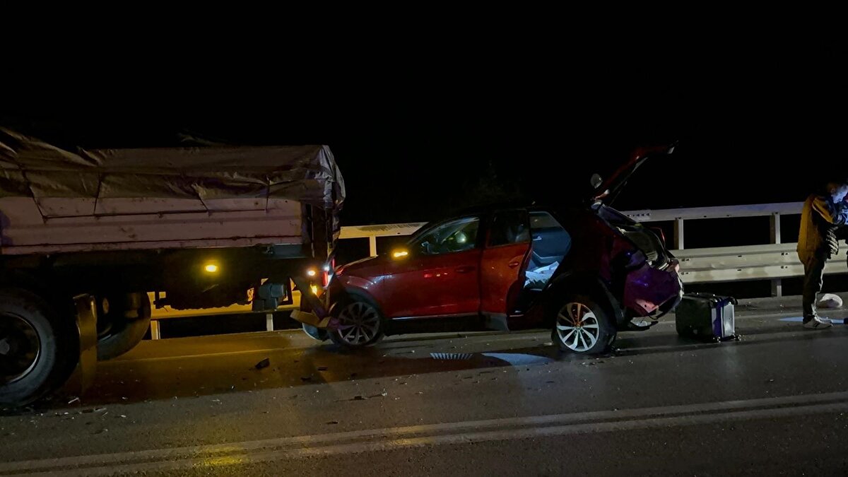 Çevredekilerin ihbarı üzerine olay yerine sağlık ve jandarma ekipleri sevk edildi. Kazada, otomobilde bulunan T.C. (22), Y.E.C. (10) ve Ç.E.C. (11) yaralandı. 