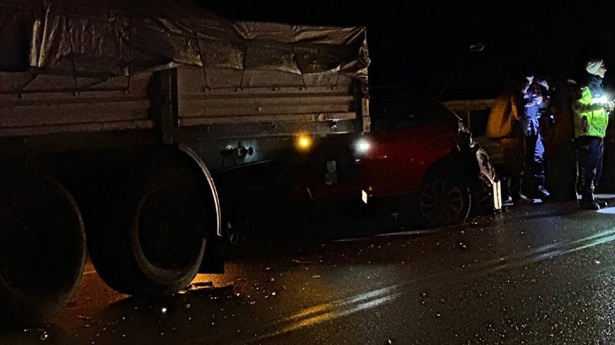 ağlık ekipleri tarafından ambulansla İznik Devlet Hastanesi'ne kaldırılan yaralıların, hayati tehlikesinin bulunmadığı öğrenildi.<br>