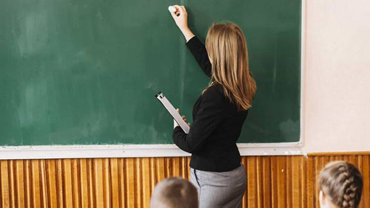 MEB sözleşmeli öğretmen ataması başvuru tarihleri<br><br>Öğretmen adaylarının yakından takip ettiği MEB öğretmen ataması süreci bu yıl da 24 Kasım Öğretmenler Günü öncesinde tamamlanacak. Başvuruların ardından güvenlik soruşturması ve arşiv araştırması işlemleri yapılacak.<br><br>Başvuru başlangıç tarihi: 17 Kasım 2025 Pazartesi<br><br>Son başvuru tarihi: 21 Kasım 2025 Cuma (16.00)<br><br>Sonuçların açıklanacağı tarih: 24 Kasım 2025 Pazartesi<br><br>Göreve başlama tarihi: 19 Ocak 2026