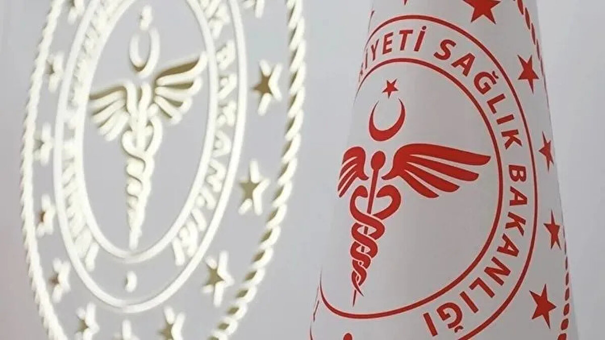 KURA SONUÇLARI VE NİHAİ İSİM LİSTESİ NASIL SORGULANIR?<br>Kura çekimi tamamlandıktan ve sonuçlar noter tarafından onaylandıktan sonra, asıl ve yedek adayları içeren nihai isim listesi Sağlık Bakanlığı Yönetim Hizmetleri Genel Müdürlüğü'nün (YHGM) resmi internet sitesi (https://yhgm.saglik.gov.tr) üzerinden ilan edilecektir. Adaylar, bu site üzerinden yapılacak duyuruları takip ederek T.C. kimlik numaraları ile sonuç sorgulama yapabileceklerdir.