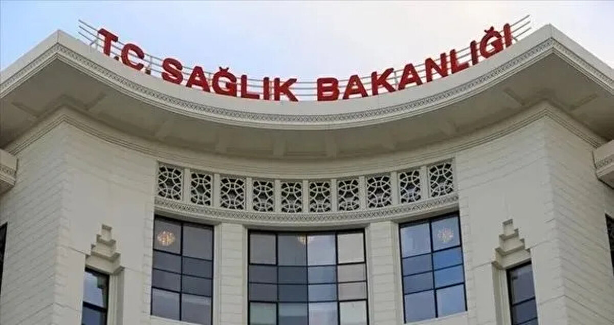 KURA ÇEKİMİ CANLI YAYIN NEREDEN İZLENEBİLİR?<br>Adayların merakla beklediği Sağlık Bakanlığı kura çekimi, şeffaflık ilkesi gereği canlı olarak yayımlanacak. Adaylar ve süreci takip etmek isteyen vatandaşlar, kura çekimini Bakanlığın resmi YouTube kanalı üzerinden kesintisiz olarak izleyebilecek.
