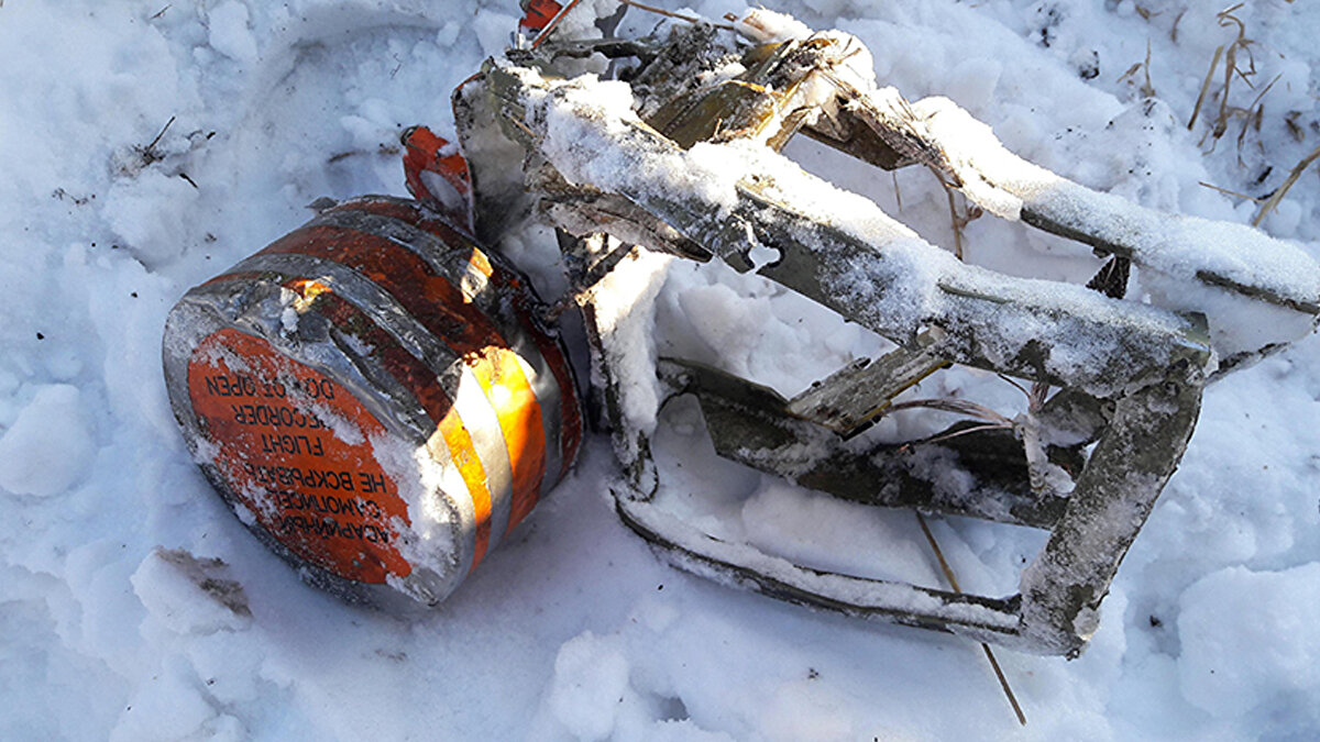 Karakutular Ne Kadar Sağlamdır?<br><br>Karakutular 3.400 g kuvvetine, 1.000 oC sıcaklığa ve suyun 6.000 metre altındaki basınca dayanacak şekilde üretilir.<br><br>Karakutular Uçak Kazasından Sonra Nasıl Bulunur?<br><br>Uçakta bulunan sensörler çarpmadan sonra etkin hâle gelir ve sinyal yaymaya başlar. Bu vericiler sayesinde uluslararası arama ve kurtarma uyduları enkazın ve dolayısıyla karakutunun yerini belirler. Ancak bu vericiler suyun altında sinyal gönderemez. Bu nedenle karakutulara enerjisini bataryalardan alan ve suyun altında 30 gün boyunca 2-3 km uzaklığa ses dalgaları yayan ayrı bir mekanizma yerleştirilir.