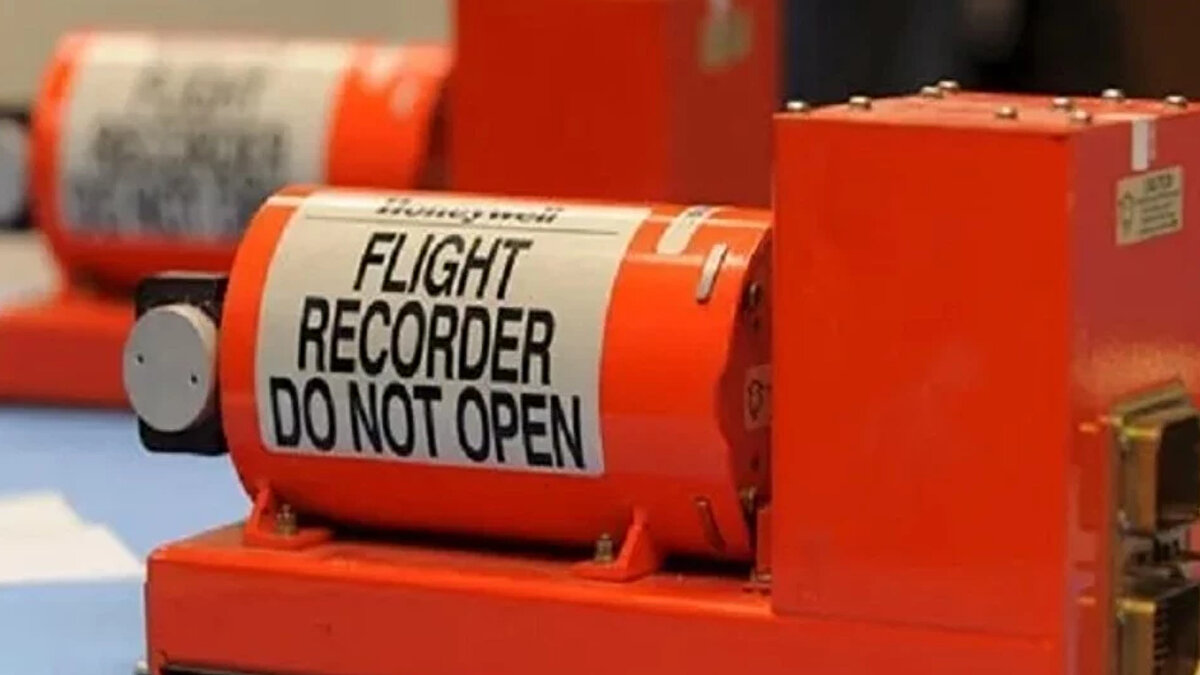 Karakutulara Hangi Veriler Kaydedilir?<br><br>Karakutular uçuş veri kayıt cihazı (FDR) ve kokpit ses kayıt cihazı (CVR) olmak üzere iki cihazdan oluşur. FDR 25 saatlik hız, zaman, rota, irtifa, motor gücü gibi çeşitli verileri tutarken; CVR son iki saat içerisinde pilotların kendi aralarında yaptığı konuşmaları, hava trafik kontrol kulelerindeki görevlilerle yaptıkları telsiz konuşmalarını ve kokpit içindeki sesleri kaydeder.