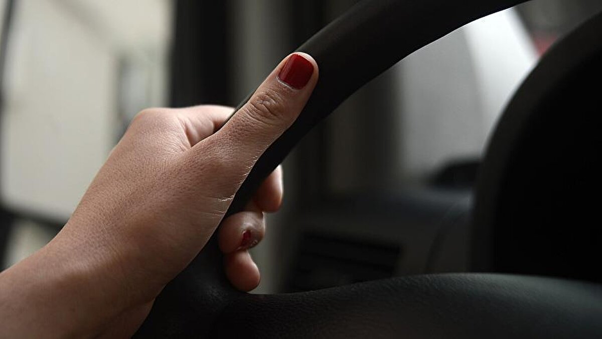 Hukukçulara göre bu uygulama, Türk Ticaret Kanunu ve Sigorta Sözleşmeleri Kanunu çerçevesinde tamamen yasal. Avukat Ahmet Yavuzer, konuyla ilgili yaptığı açıklamada şunları söyledi:<br><br>“Her sigorta poliçesi, sürücünün geçerli bir ehliyete sahip olmasını asgari şart olarak düzenler. Eski ehliyetin geçerliliği bittiğinde, sigorta şirketleri poliçeden doğan yükümlülüklerini yerine getirmekten muaf olur. Bu da sürücünün hem kendi aracının hem de karşı tarafın zararını cebinden ödemesi anlamına gelir.”