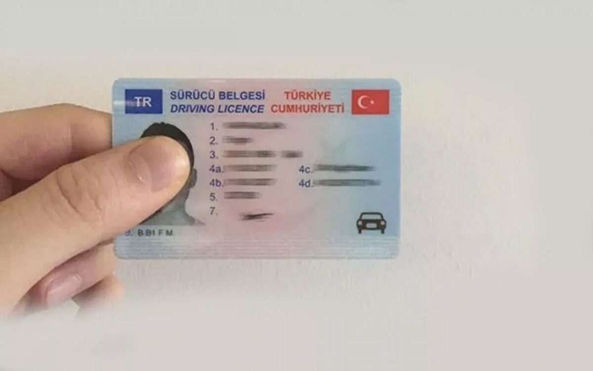 Ancak ceza bununla sınırlı değil. Sigorta sektörü, eski tip ehliyetle yapılan kazalarda hiçbir ödeme yapılmayacağını açıkladı. Sigorta şirketleri, geçersiz belgeyle araç kullanan kişilerin “ehliyetsiz sürücü” statüsünde değerlendirileceğini belirtti. <br><br>Bu durum, kazalarda araç hasarının tamamının sürücüye kalması anlamına geliyor. Sadece kendi aracının değil, karşı tarafın hasarını da ödemek zorunda kalabilecekler.