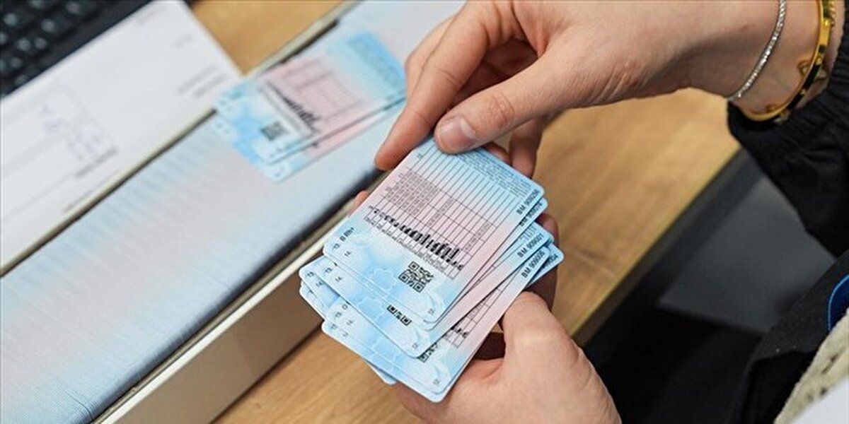 Ehliyetini yenilemeyen sürücüler, hem idari ceza hem de büyük maddi kayıplarla karşı karşıya kalacak. Eski tip sürücü belgelerinin yenileme süresi 31 Ekim 2025’te sona erdi. Bu tarihten sonra eski ehliyetlerle trafiğe çıkanlar, Karayolları Trafik Kanunu’nun 39/3 maddesi kapsamında 12.978 TL’ye kadar para cezası ödeyecek.