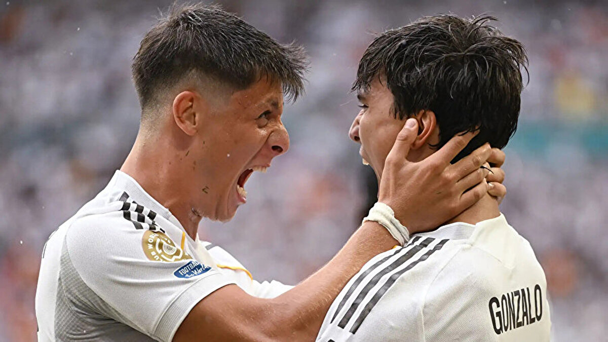 "Arda, bana kıyasla çok daha hücum odaklı"<br><br>Arda Güler'in kendisinden farklı bir oyuncu olduğunu söyleyen Toni Kroos şu sözlerle devam etti: "Kıyaslamalara inanmıyorum. Arda Güler ile çok farklıyız. Arda, bana kıyasla çok daha hücum odaklı. Aynı olmadığımız için de 'Arda Güler, Toni Kroos’un yerine geçti' diyemeyiz."