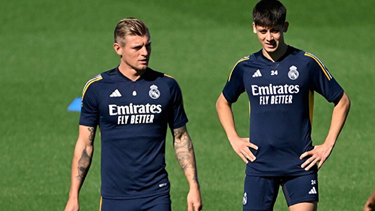 "Gelişmesinin tek yolu bu"<br><br>SPORT1'e özel açıklamalarda bulunan Kroos, "Arda Güler çok ince dokunuşlara sahip ve bu sezon yeteneğini çok etkili bir şekilde kullandı. Sürekli olarak forma giymeye devam etmesini umuyorum, çünkü gelişmesinin tek yolu bu. Uzun yıllar boyunca Real Madrid'de iz bırakacağına eminim." ifadelerini kullandı.