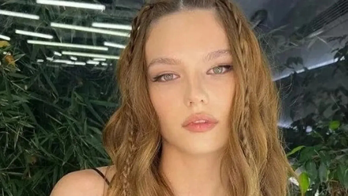 Aktaş, 4 arkadaşıyla birlikte gittiği bir restoranda tam 75 bin TL'lik bir hesap ödediğini belirtti. Ödediği hesabın karşılığını alamadığını vurgulayan ünlü oyuncu, o anları şu sözlerle anlattı:<br><br>"4 kişiydik. Bence yemek yoktu ortada. Bir çorba geldi 1 kaşık. Tatlı geldi şu kadarcık, glutensiz laktozsuz falan. Bu arada geliyor 15 dakika anlatıyor ama yemek 2 dakikada bitecek bir yemek."<br><br>Bu itiraf, sosyal medyada kısa sürede yayılarak binlerce yorum aldı.