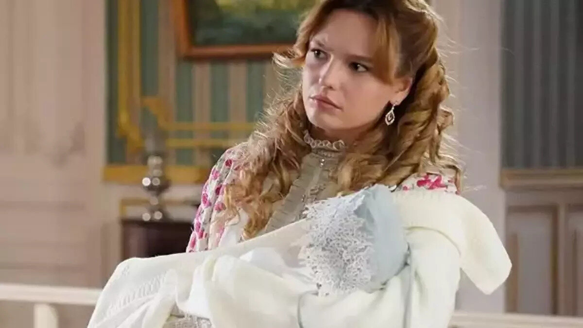 NİLSU BERFİN AKTAŞ KİMDİR, NERELİ VE KAÇ YAŞINDA?<br>Yaptığı açıklamayla dikkatleri üzerine çeken Nilsu Berfin Aktaş, 17 Ağustos 1998 tarihinde Ankara’da doğmuştur. 2025 yılı itibarıyla 27 yaşındadır. Eğitimini Yetenek Evi Sanat Akademisi'nde tamamlayan Aktaş, oyunculuk dünyasına ilk adımını 2018 yılında 'Geleceğin Starı' adlı yarışma programıyla atmıştır.<br><br>Asıl çıkışını 2019 yılında rol aldığı Kuzey Yıldızı İlk Aşk dizisiyle yapan başarılı oyuncu, bu projedeki performansıyla geniş kitlelerce tanınmıştır. 2022 yılında Altın Kelebek Ödülleri’nde “Yıldızı Parlayanlar” kategorisinde ödüle layık görülen Aktaş, Cornetto, Çetmen Mobilya ve Pantene gibi önemli markaların da reklam yüzü olmuştur.