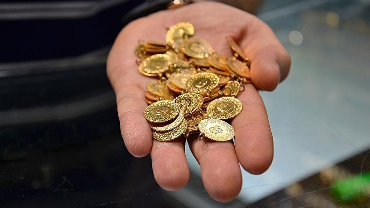 Memiş ayrıca, yıl içinde yaşanan sert hareketlere değinerek, Ekim ayındaki 6.000 lira üzeri seviyelerin yatırımcılar için önemli fırsat oluşturduğunu belirtti. Altın fiyatlarındaki dalgalanmaların manipülasyon kaynaklı olabileceğini söyleyen Memiş, sabırla kademeli alım stratejisini önerdi.<br><br>Uzman isim, “Nakit ihtiyacınız yoksa satış için acele etmeyin. Bu dönemde altın biriktirenler, 2026’da ciddi kazanç elde edecek.” diye konuştu. 