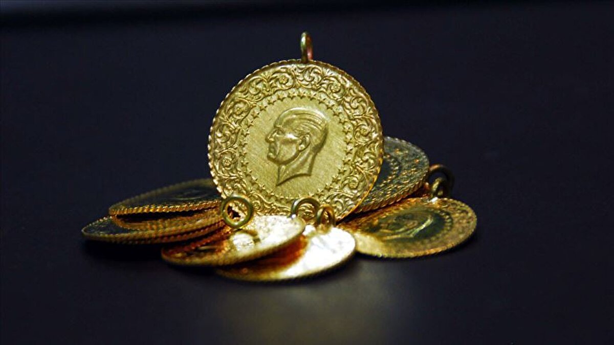 Ünlü ekonomist, 2026 yılı için gram altında 8.000 lira seviyesinin ilk hedef olacağını, ancak dünya piyasalarındaki gelişmelere bağlı olarak 10.000 lira seviyelerinin de sürpriz olmayacağını söyledi.<br><br>Memiş, “Altın her zaman güvenli limandır. Jeopolitik belirsizlikler, merkez bankalarının altın alımları ve enflasyon baskısı, 2026’dan itibaren fiyatları yukarı taşıyacak.” dedi.