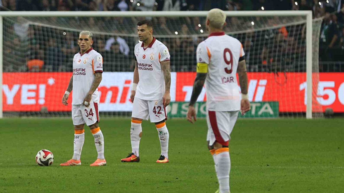 Galatasaray'ın Kocaelispor'da karşısındaki performansı eleştirilerin hedefinde oldu ve Fenerahçe'nin kazanmasıyla puan farkı 1'e indi. 