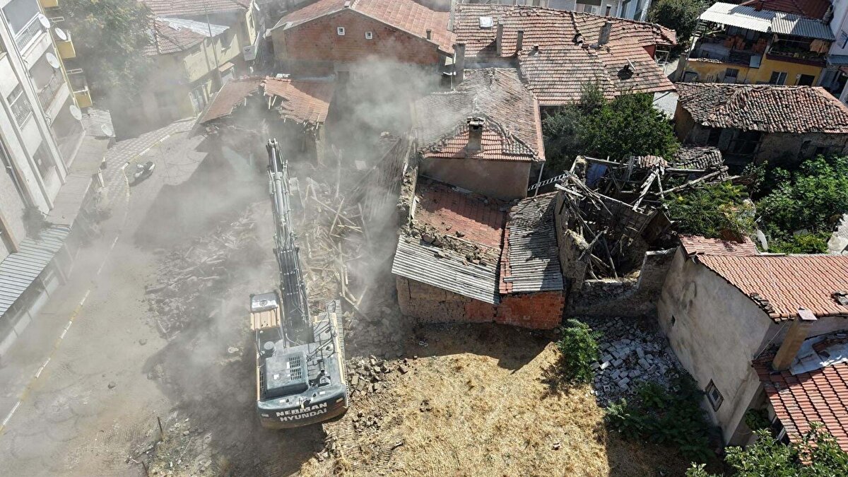 "10 ayda olması gereken 3 ayda oldu"<br><br>Dokuz Eylül Üniversitesi Deprem Araştırma ve Uygulama Merkezi Müdürü Prof. Dr. Hasan Sözbilir, Sındırgı Fayı’nın geçmişte düşük düzeyde olan hareketliliğinin son dönemde arttığını belirtti. Sözbilir, bölgede 18 bini aşan artçı sarsıntı kaydedildiğini aktararak, “Türkiye genelinde 10 ayda gözlenen deprem aktivitesi burada sadece 3 ayda yaşandı” dedi.